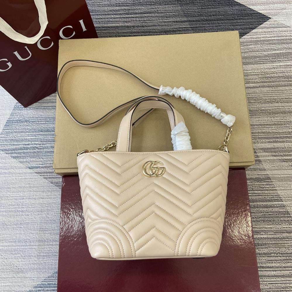 Equipped with a complete set of counter packaging this tote bag injects new charm into the GG Marmont series with a new silhouette in the 2025 autumn