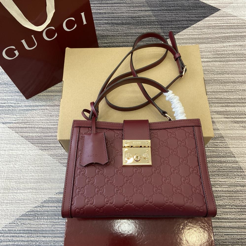 Equipped with a complete set of counter packaging the Padlock series makes a stunning appearance in the 2025 autumn and winter collection with a fash