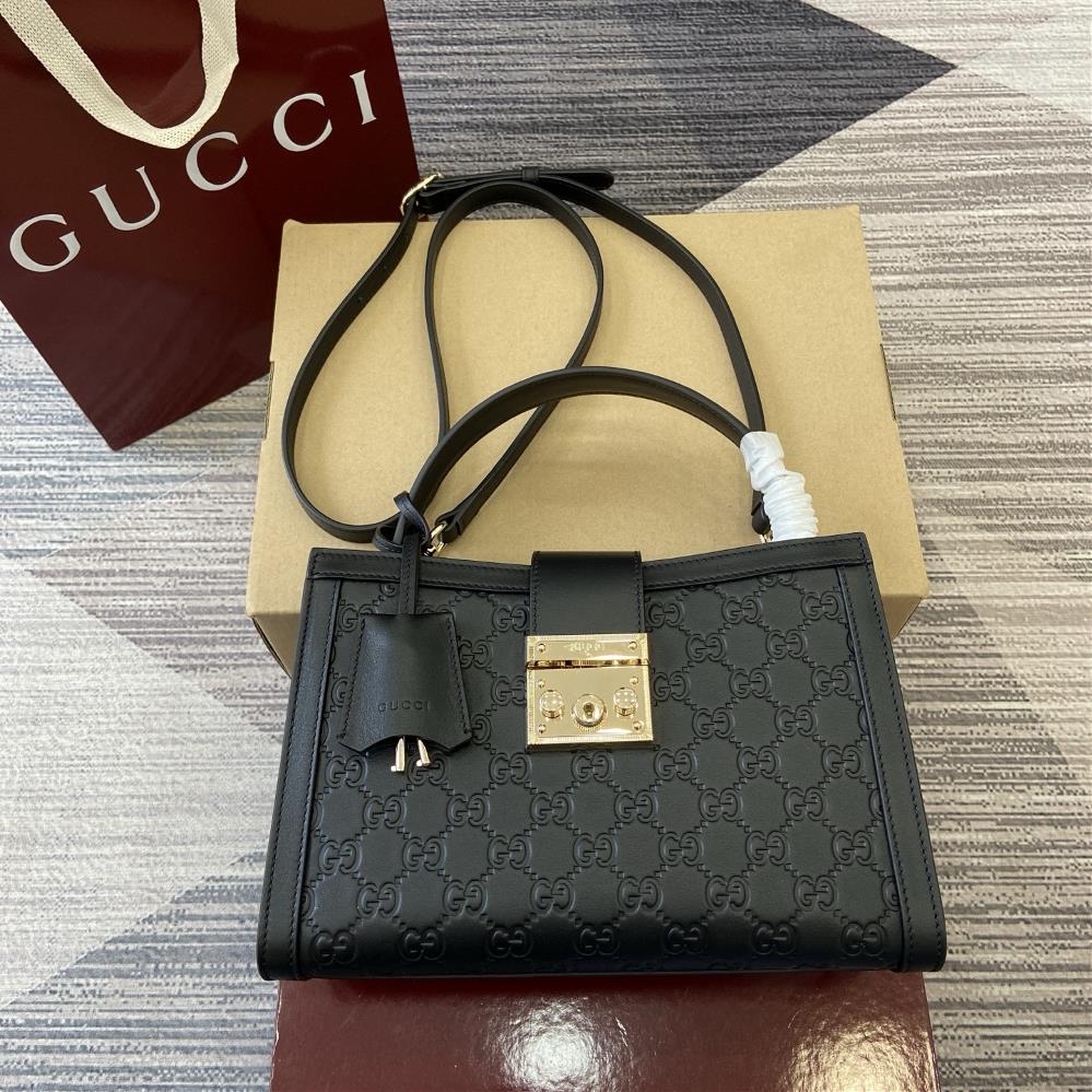 Equipped with a complete set of counter packaging the Padlock series makes a stunning appearance in the 2025 autumn and winter collection with a fash
