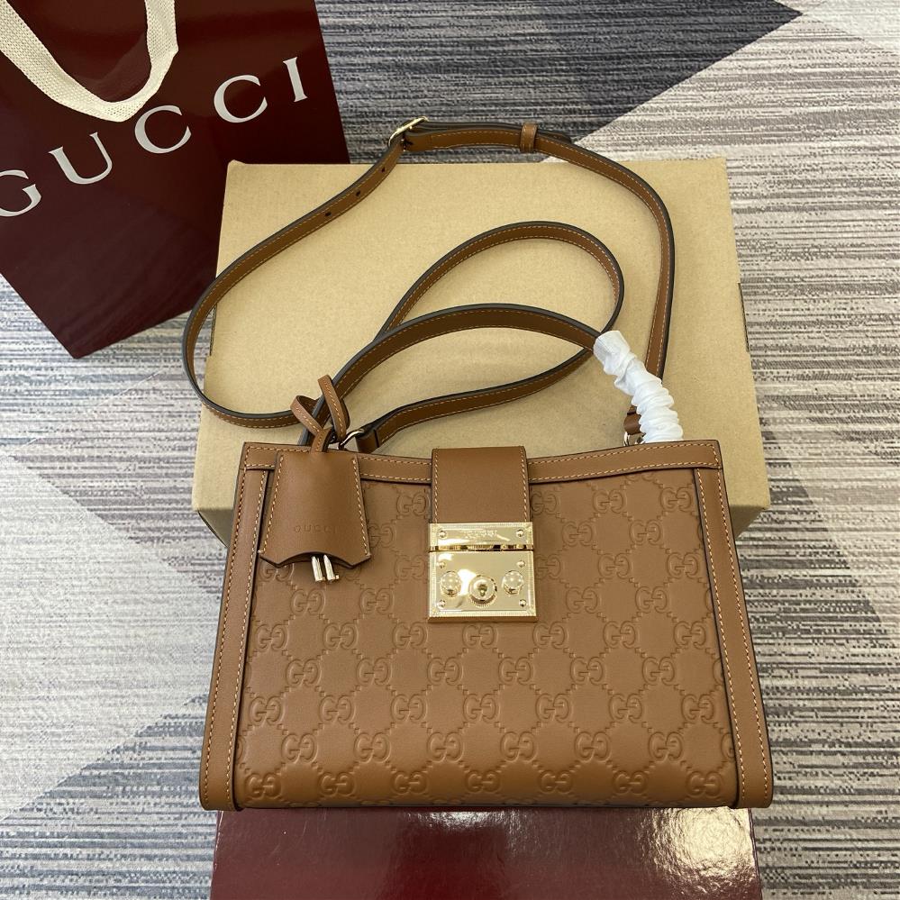 Equipped with a complete set of counter packaging the Padlock series makes a stunning appearance in the 2025 autumn and winter collection with a fash