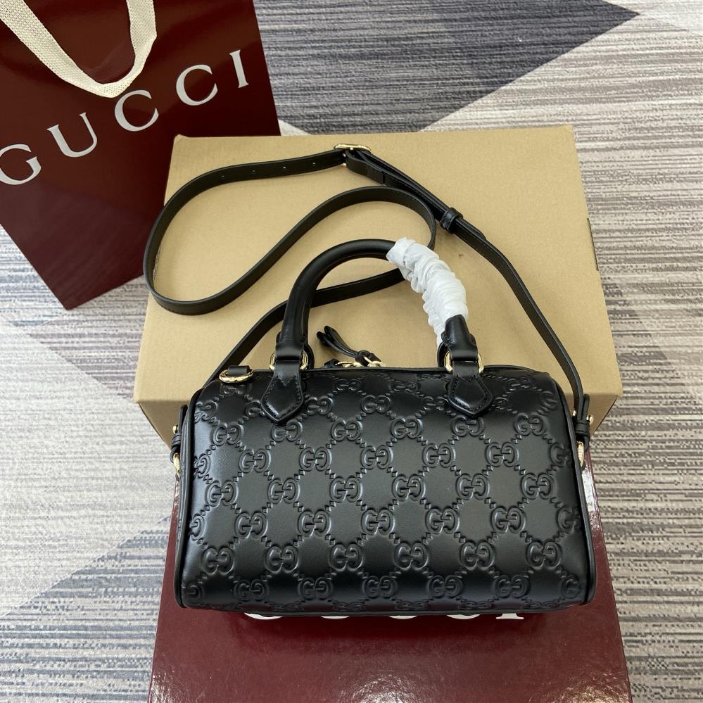 Equipped with a complete set of counter packaging for the 2025 autumnwinter collection the GG Emblem series reinterprets iconic patterns with creati