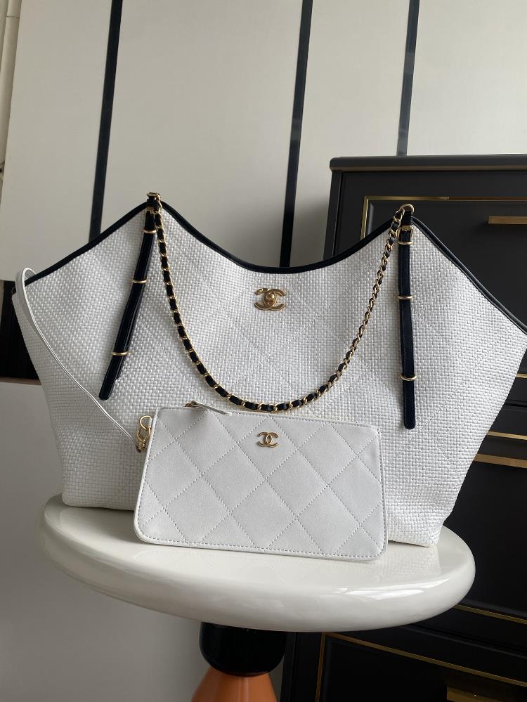 spotChanel 25S Maxi Hobo bag a popular fashion show item is the same as Quan Zhilongs Tote shopping bag It is made of woven grass material with co