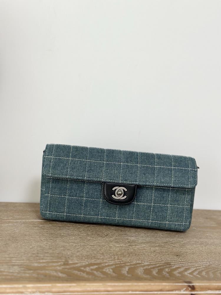 Full set of genuine packaging development used ice grid sheepskin armpit bagThe gentle milk tea colored Chanel ice grid with a vintage style is not w