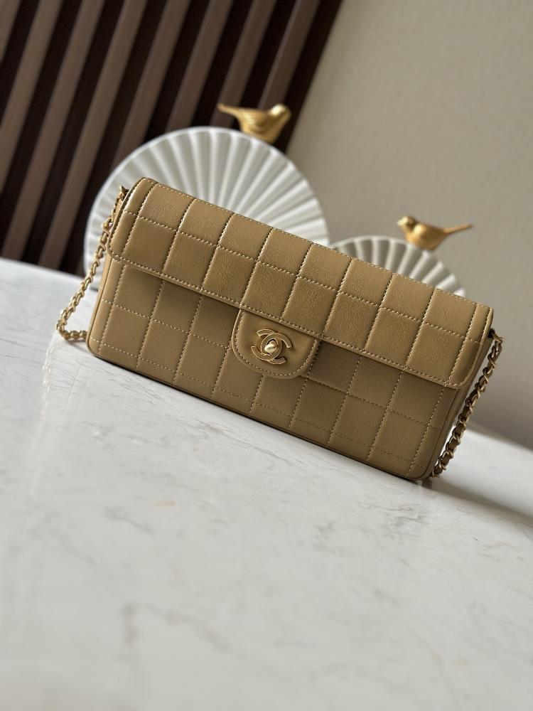 Full set of genuine packaging development used ice grid sheepskin armpit bagThe gentle milk tea colored Chanel ice grid with a vintage style is not w