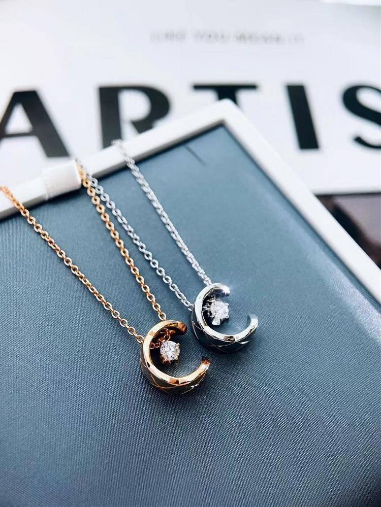 Coco Water Ice Moon Necklace Model ShotBoth colors look great on the upper body and are very versatiletagId 10956196TagName  Chanel necklace