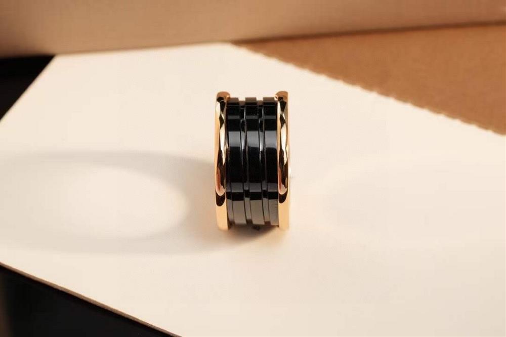 Bvlgari Wide Rose Gold Black Ceramic RingThe best looking ones are always the most widely circulated and classic ones which can be worn by both men a