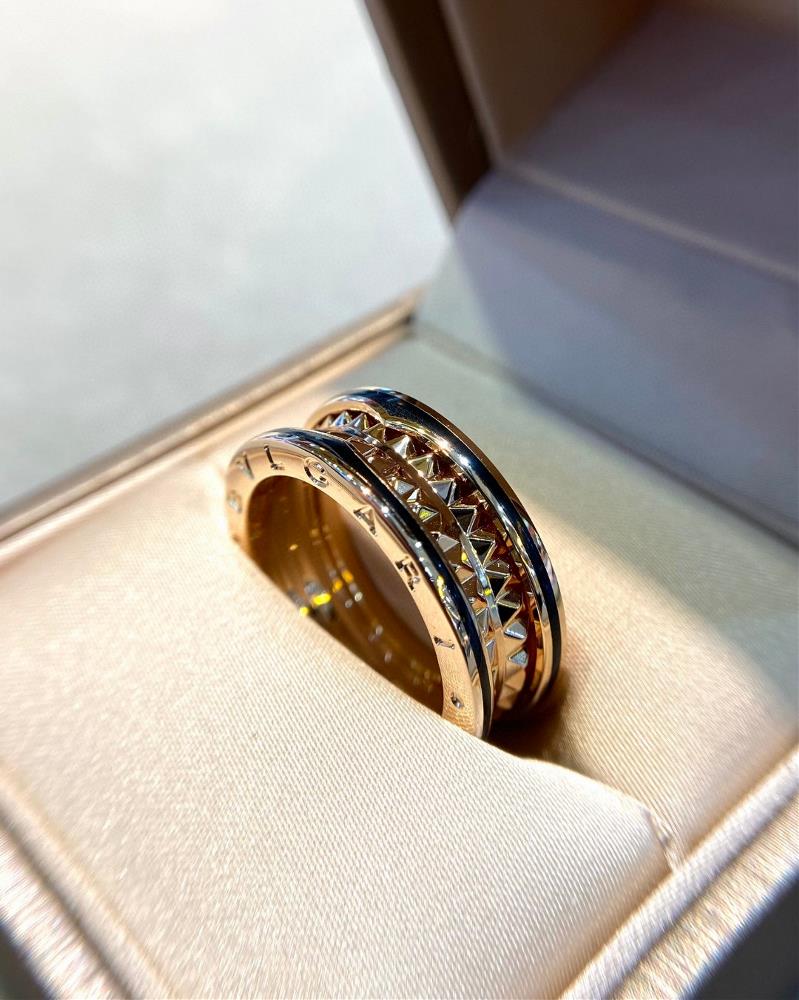 Bvlgari Rivet Couple RingThe upper body exudes a very noble temperament and this rivet looks really dazzling from afar with a full diamond effect I
