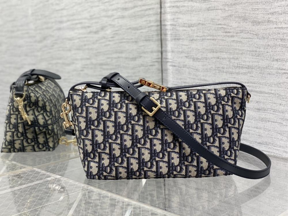 In stockLunch box bag 2024 new release updated with shoulder strapThe latest lunch box bag for 2024 must be recommended It is a popular brick cabin