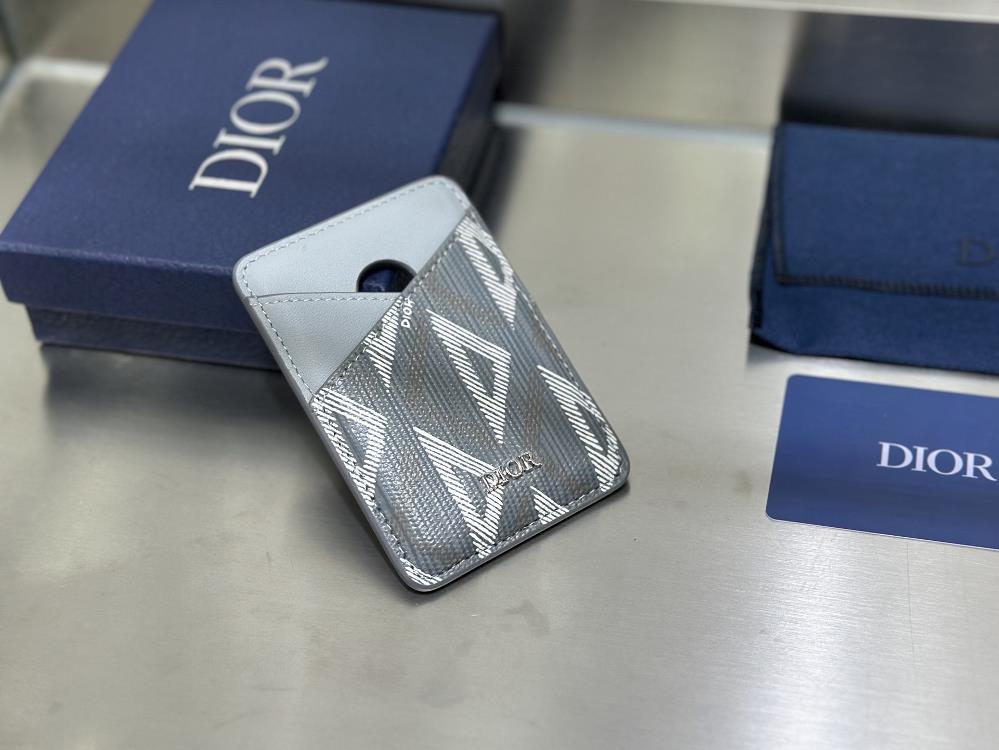 Dior saddle magnetic clipThis saddle magnetic clip is an elegant accessory that showcases Dio rs exquisite leather inlay craftsmanship The card sl