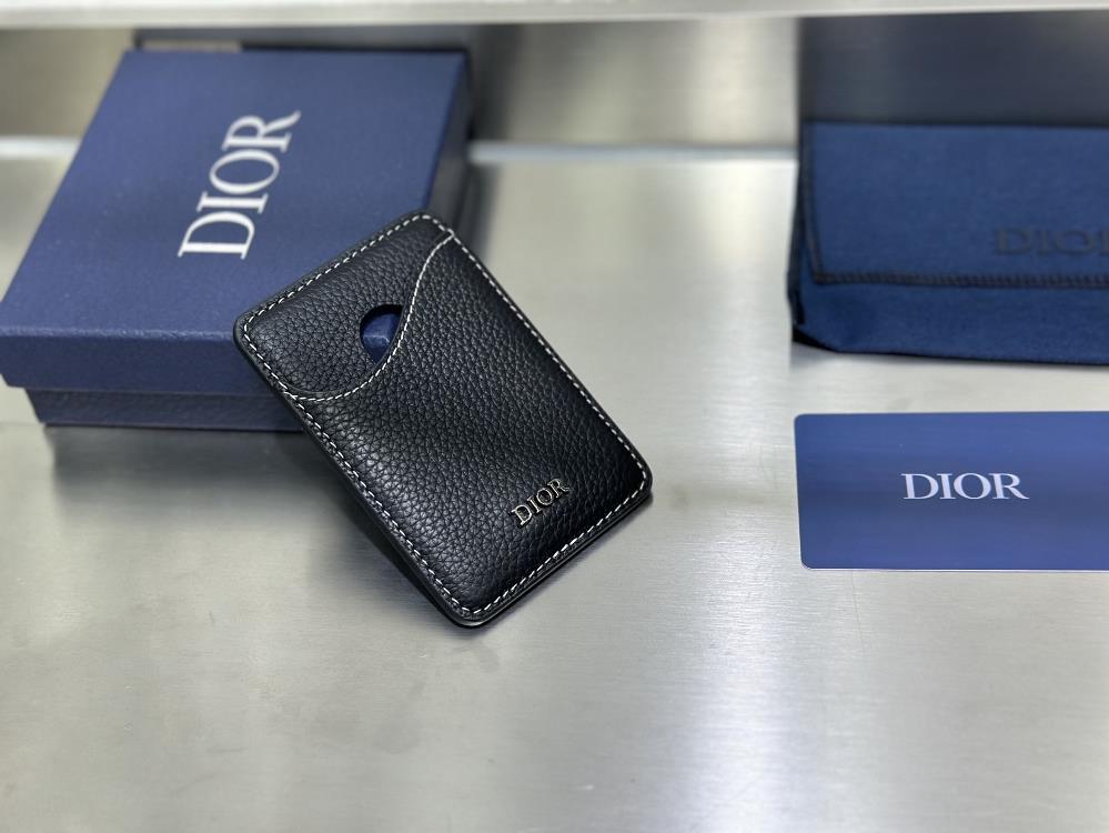 Dior saddle magnetic clipThis saddle magnetic clip is an elegant accessory that showcases Dio rs exquisite leather inlay craftsmanship The card sl