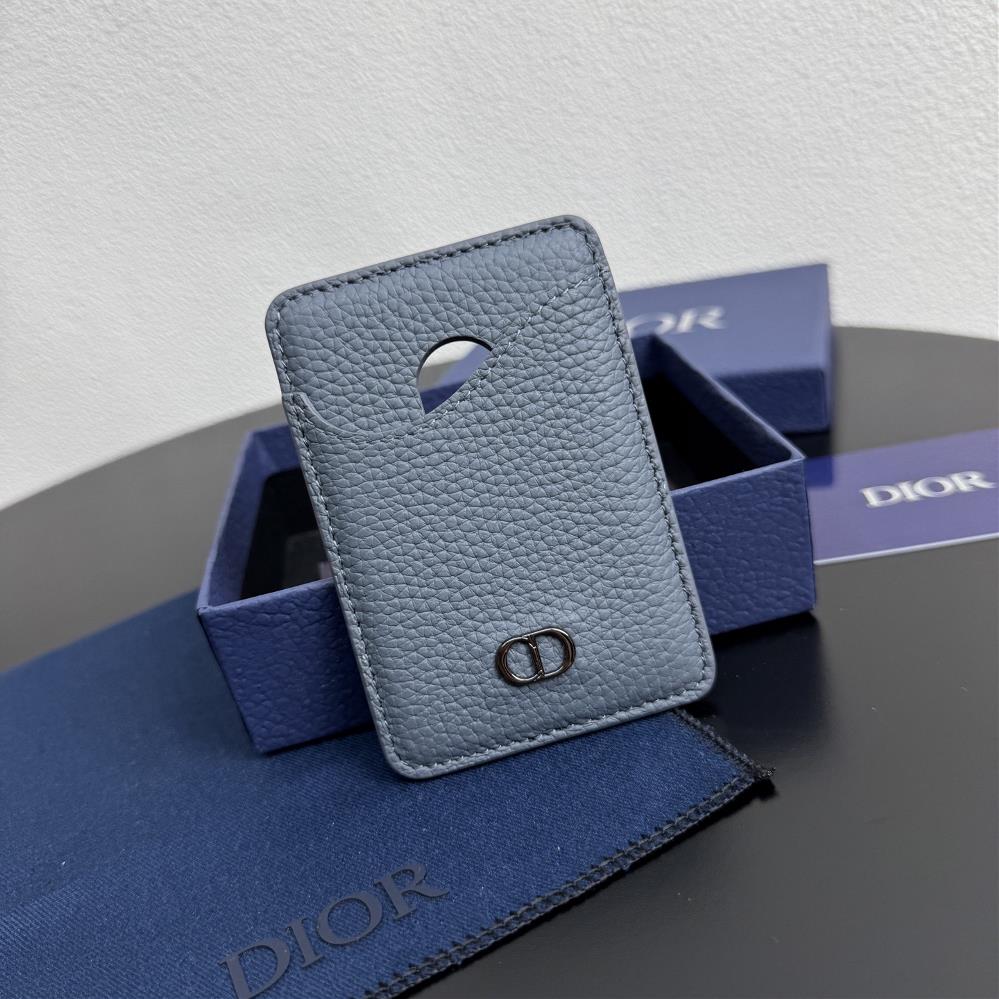 Dior saddle magnetic clipThis saddle magnetic clip is an elegant accessory that showcases Dio rs exquisite leather inlay craftsmanship The card sl