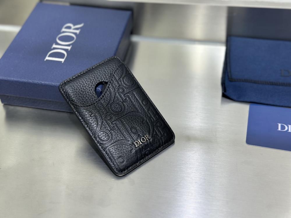 Dior saddle magnetic clipThis saddle magnetic clip is an elegant accessory that showcases Dio rs exquisite leather inlay craftsmanship The card sl