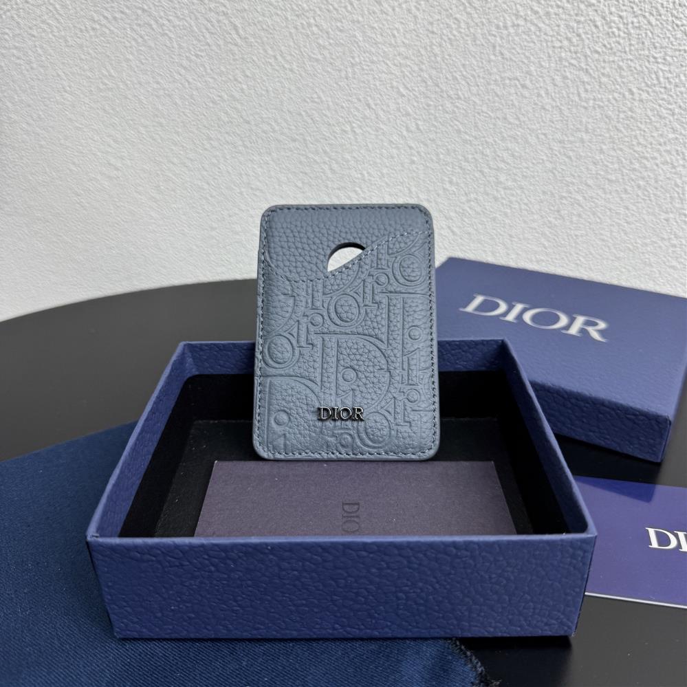 Dior saddle magnetic clipThis saddle magnetic clip is an elegant accessory that showcases Dio rs exquisite leather inlay craftsmanship The card sl