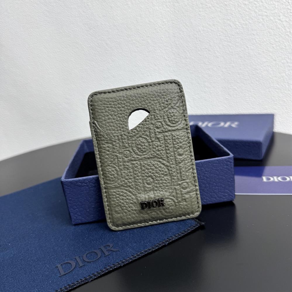 Dior saddle magnetic clipThis saddle magnetic clip is an elegant accessory that showcases Dio rs exquisite leather inlay craftsmanship The card sl
