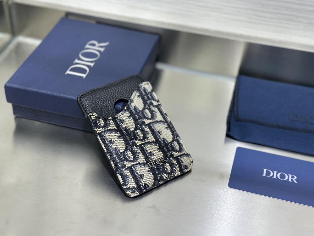 Dior saddle magnetic clipThis saddle magnetic clip is an elegant accessory that showcases Dio rs exquisite leather inlay craftsmanship The card sl