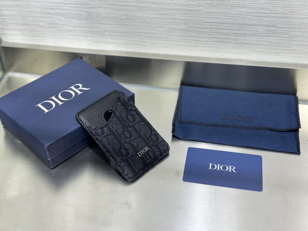 Dior saddle magnetic clipThis saddle magnetic clip is an elegant accessory that showcases Dio rs exquisite leather inlay craftsmanship The card sl