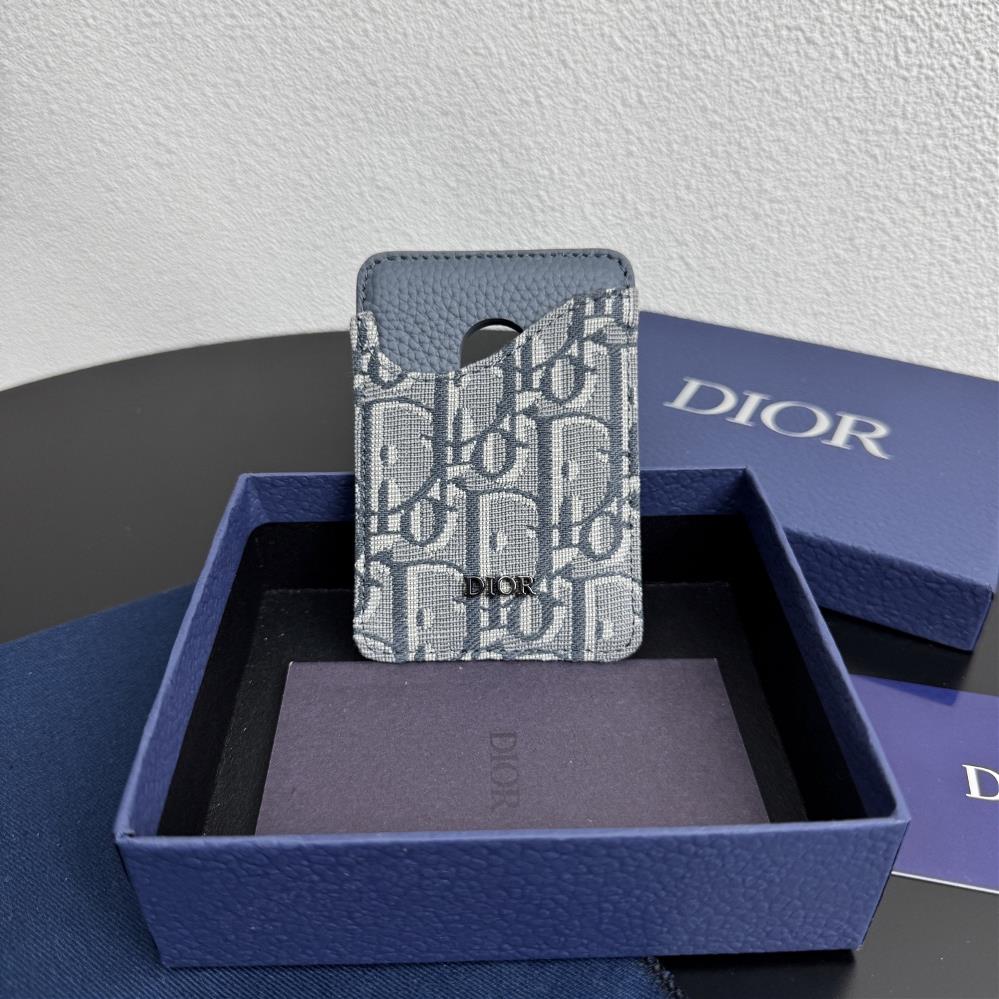 Dior saddle magnetic clipThis saddle magnetic clip is an elegant accessory that showcases Dio rs exquisite leather inlay craftsmanship The card sl