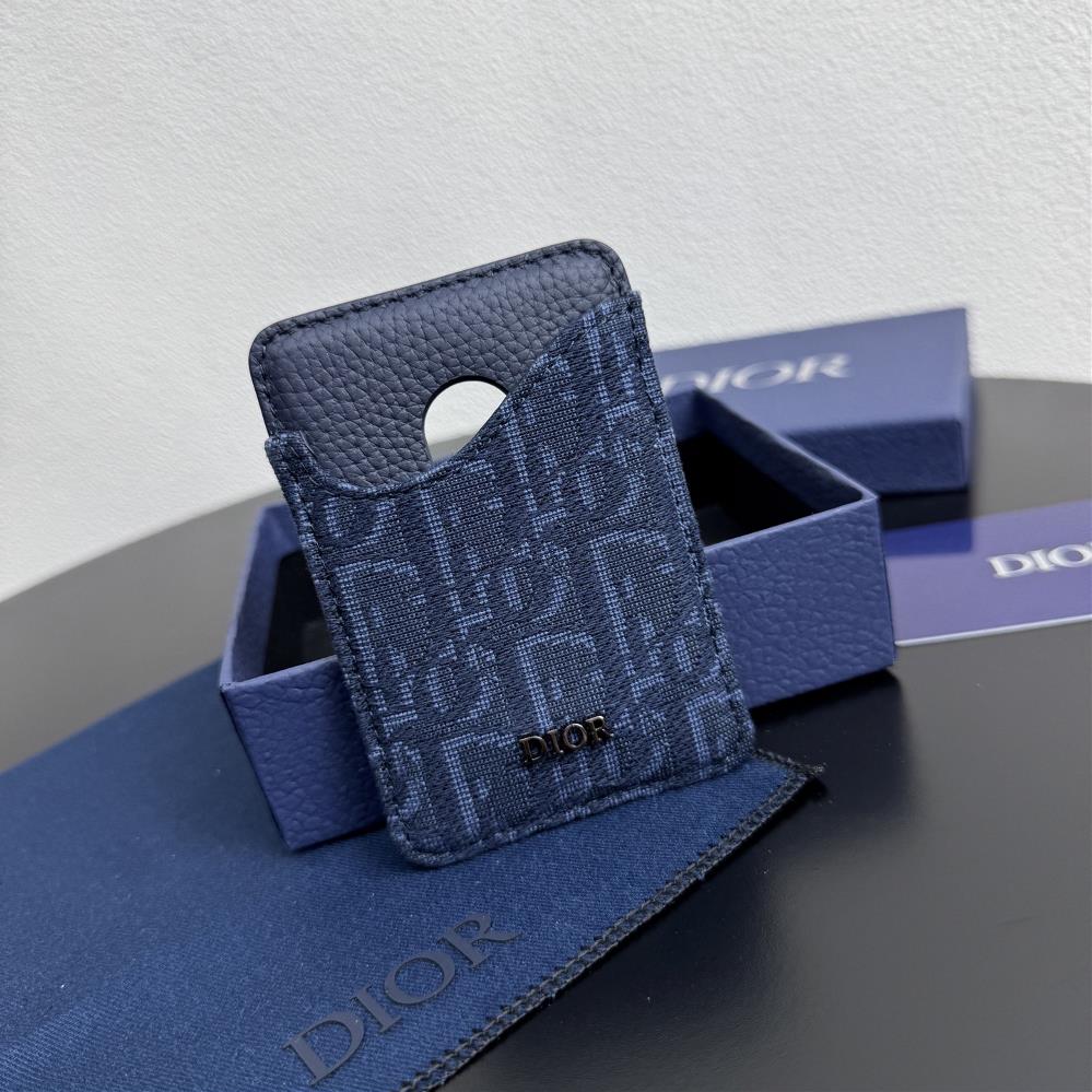 Dior saddle magnetic clipThis saddle magnetic clip is an elegant accessory that showcases Dio rs exquisite leather inlay craftsmanship The card sl