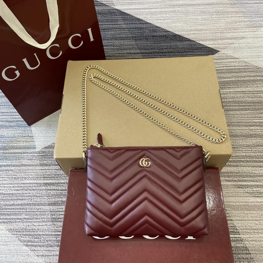 Equipped with a complete set of counter packaging the brands iconic GG Marmont series has launched a variety of modern and fashionable bags This ch