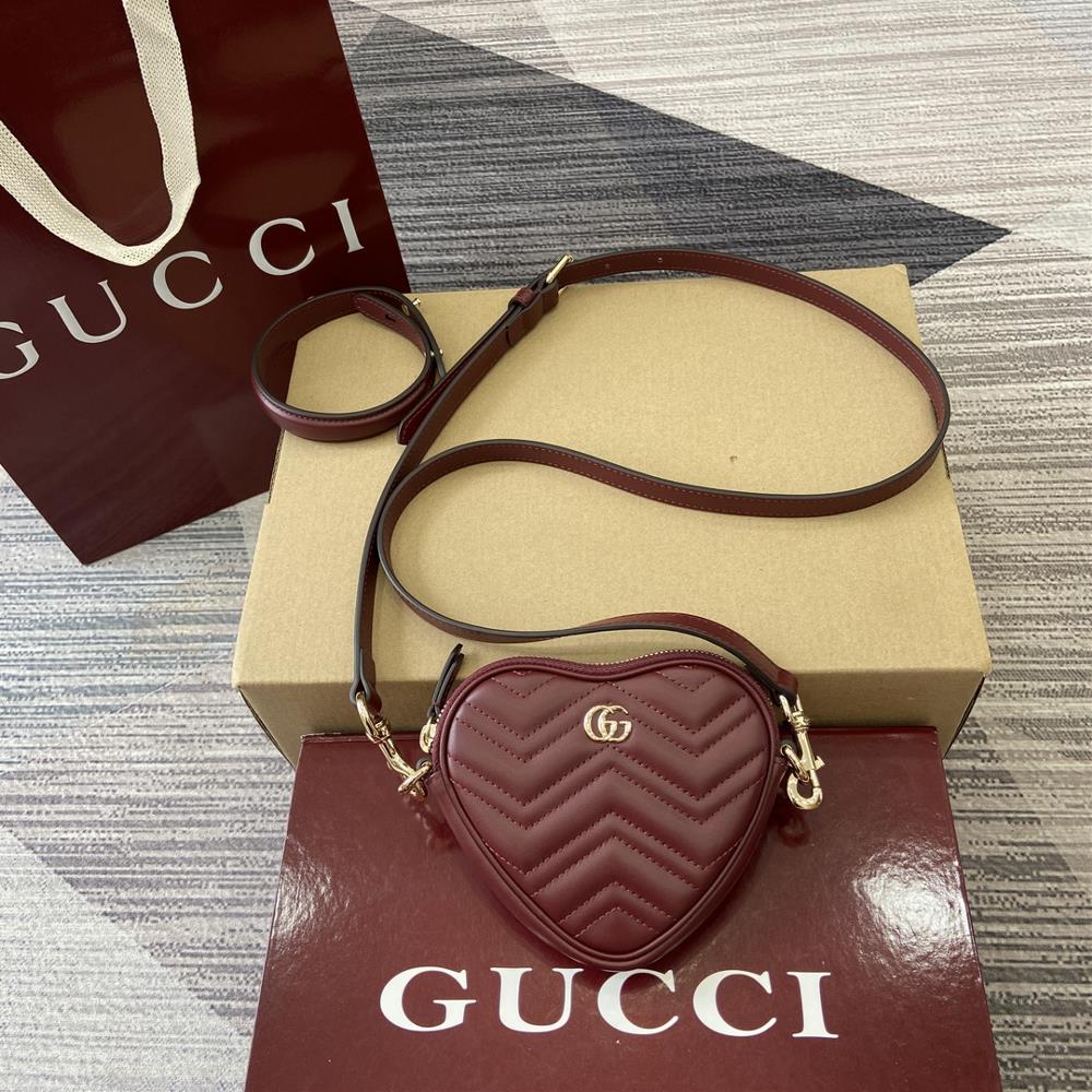 This GG Marmont series mini handbag comes with a full set of counter packaging It features a playful and cute heartshaped silhouette crafted with s