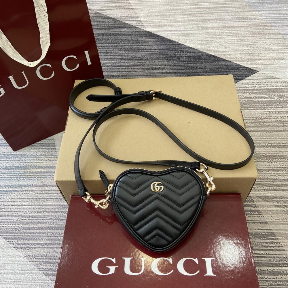This GG Marmont series mini handbag comes with a full set of counter packaging It features a playful and cute heartshaped silhouette crafted with s