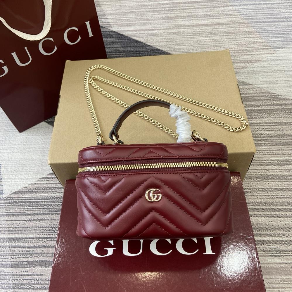 Equipped with a complete set of counter packaging the brands iconic GG Marmont series has launched a variety of modern and fashionable bags This ch