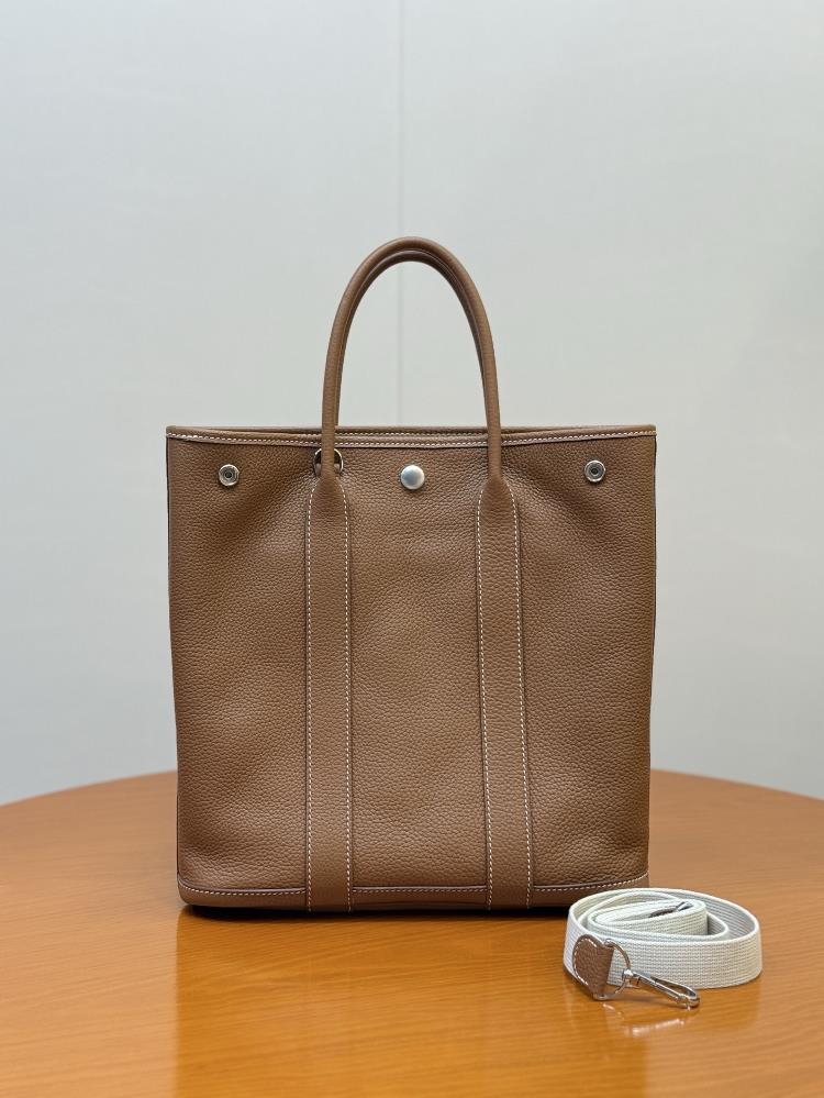 Garden File 28Cm Negonda cowhide can be carried by hand for business and worn on one shoulder or crossbody for leisure freeing up both handsSize 28