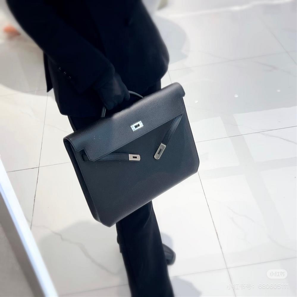 Kelly Depeches 36cm briefcase Togo calf leather black silverOnly suitable for carrying files and laptops by hand The bag has a light weight and is ve