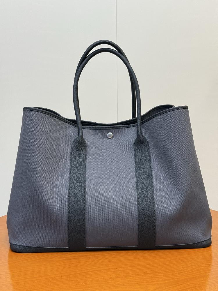 Garden Party49cm canvas with Negonda calf leather equipped with inner pockets saddle nail buckle size length 49cm x depth 36cm x width 253cm suit