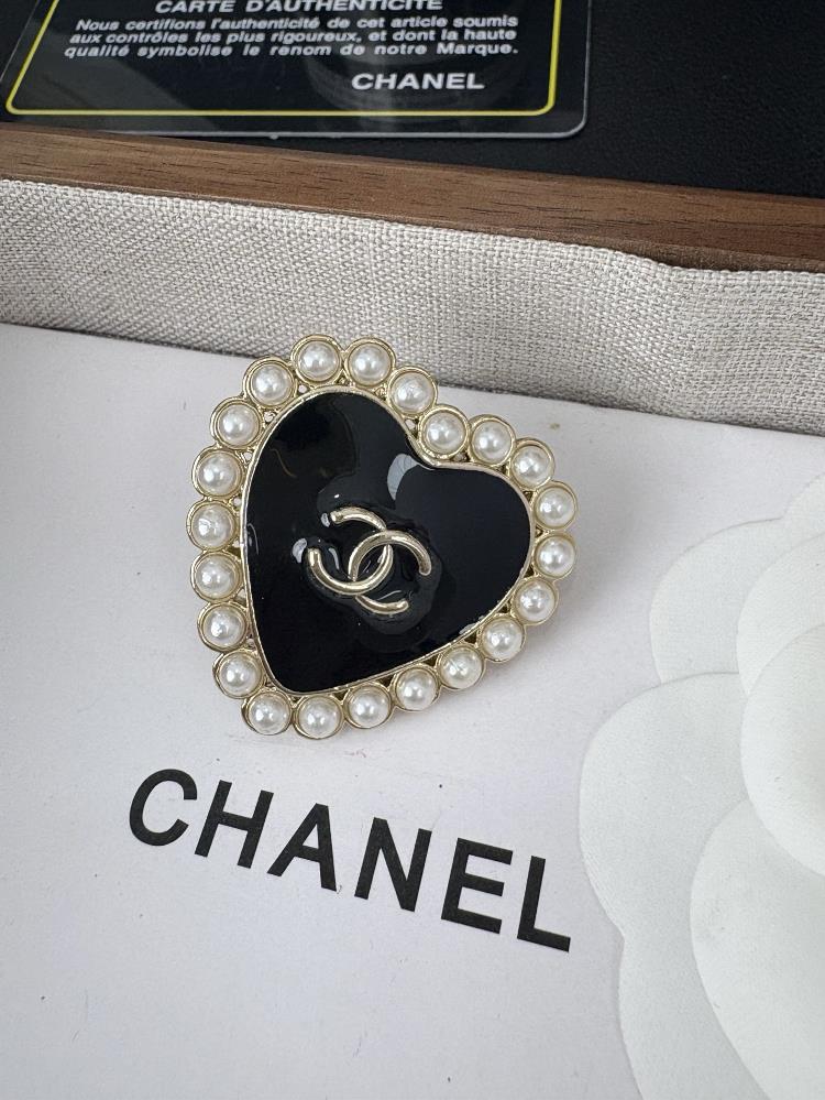 Xiaoxiangs new style of 25B pearl trimmed heartshaped black gold peach heart broochtagId 10953326TagName  Chanel earrings   professiona