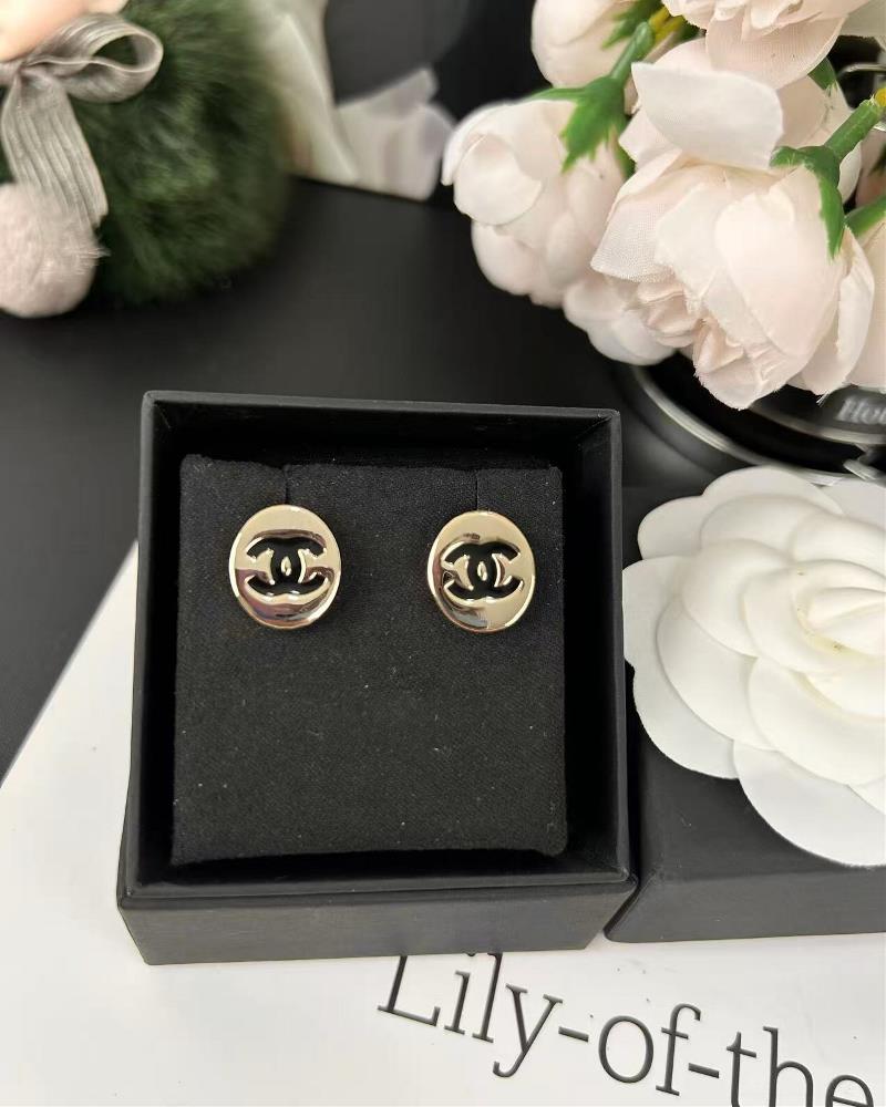 Xiaoxiangs new model is a pair of round diamond shaped earrings with black enamel and a double C shapeTagName  Chanel earrings tagId 109533