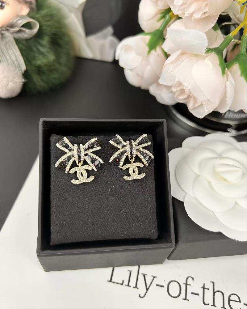 Xiaoxiangs new edge diamond black bow full diamond double C pendant earringsTagName  Chanel earrings tagId 10953326  professional luxury