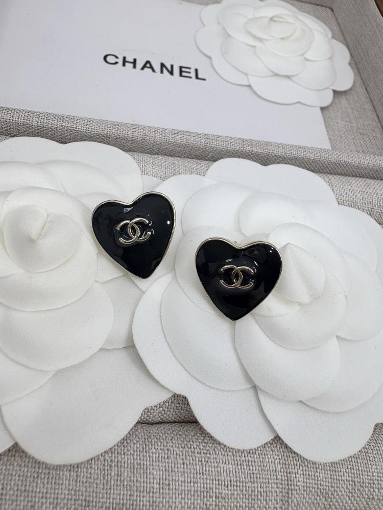 Xiaoxiangs new black resin heartshaped double c black gold peach heart earringsTagName  Chanel earrings tagId 10953326  professional lu