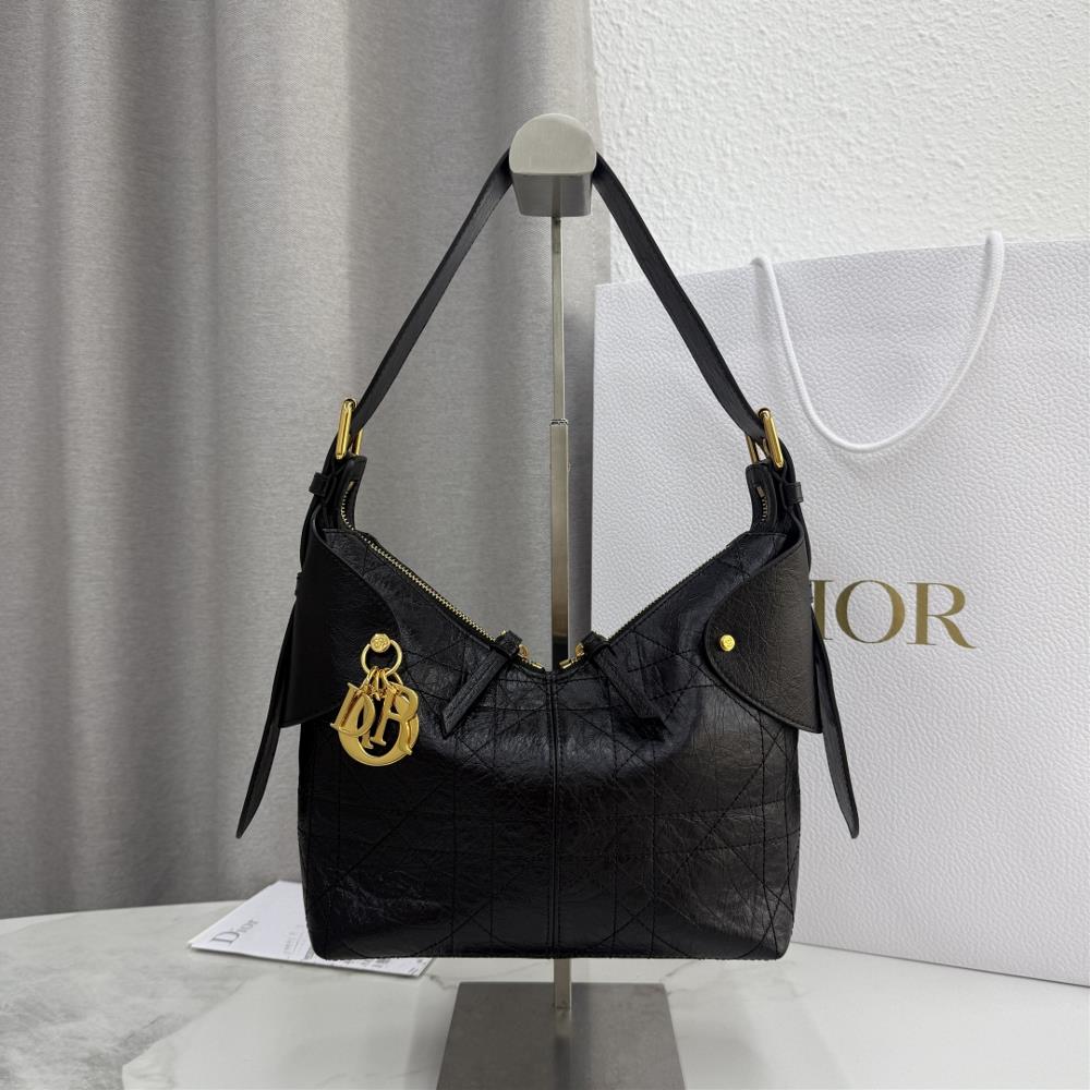 This Dior Voyage handbag is a new addition to the 2026 early spring ready to wear collection blending soft lines and elegant details to create a coor