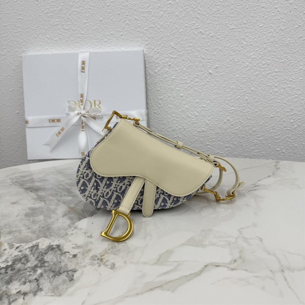Mini Soft Saddle Saddle Saddle Bag with Shoulder Strap Grey D ClothThis Soft Saddle saddle bag reinterprets Diors classic design creating a soft ver