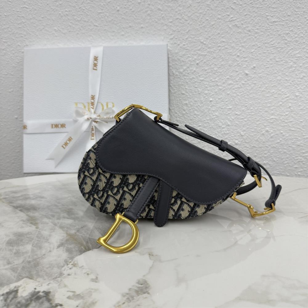 Mini Soft Saddle Saddle Saddle Bag with Shoulder Strap Grey D ClothThis Soft Saddle saddle bag reinterprets Diors classic design creating a soft ver