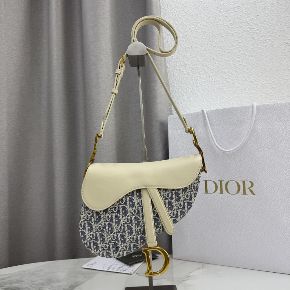 Medium Soft Saddle Saddle with Shoulder Strap Cowboy OrchidThis Soft Saddle saddle bag reinterprets Diors classic design creating a soft version Th