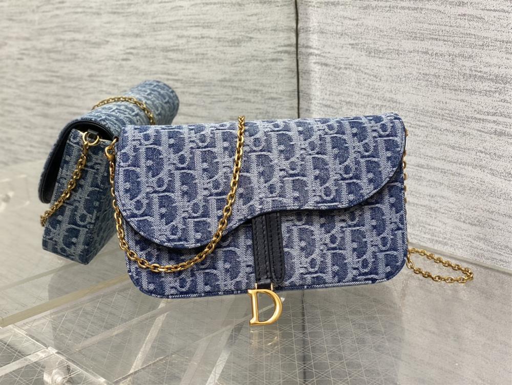 The saddle chain handbag series WoC chain bag is carefully made of denim denim Oblique vintage fabric from the denim series The flip cover is decorat