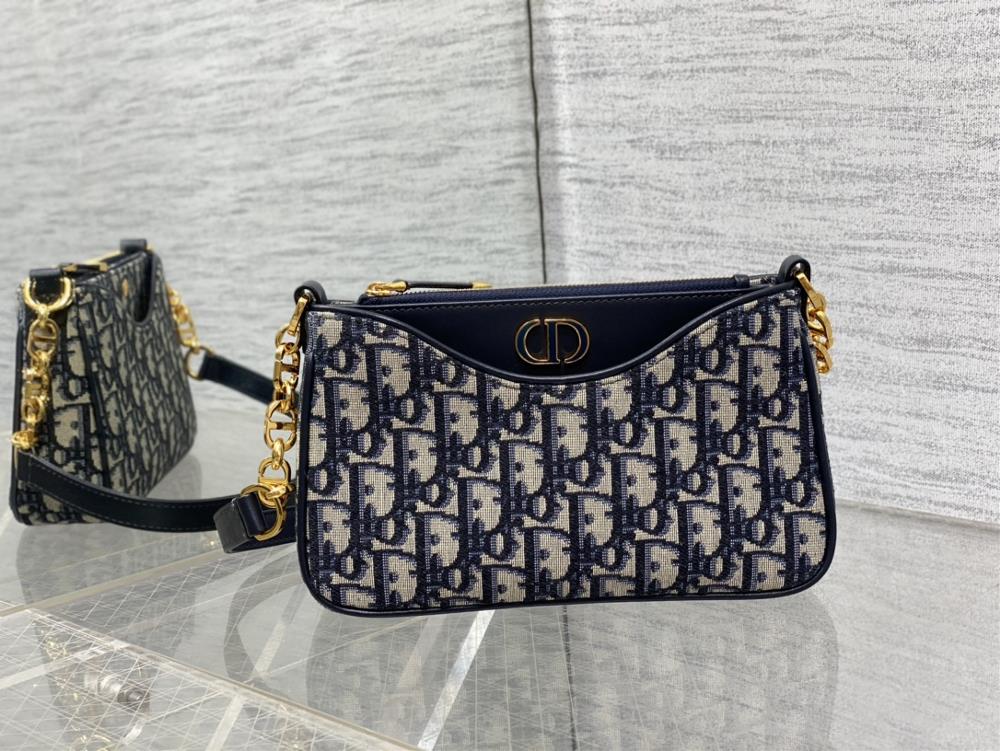The underarm bag has to be said to be a beautiful combination of three in one vintage flowers This one is definitely worth the money with two detach