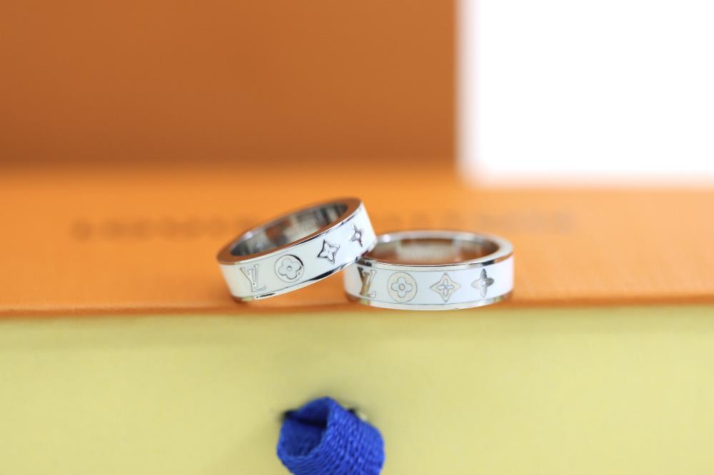 Louis Vuitton Rainbow Charms floral letter ringThis Rainbow Charms ring comes with a polished ring and brightly colored lacquer accents Like the ring