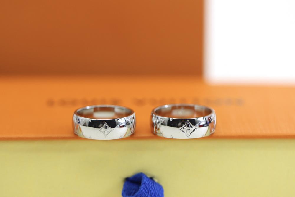 Louis Vuitton Silver Flower Vintage Couple RingThe fusion of exquisite Monogram carving patterns and shiny metal finishes showcases a distinct design