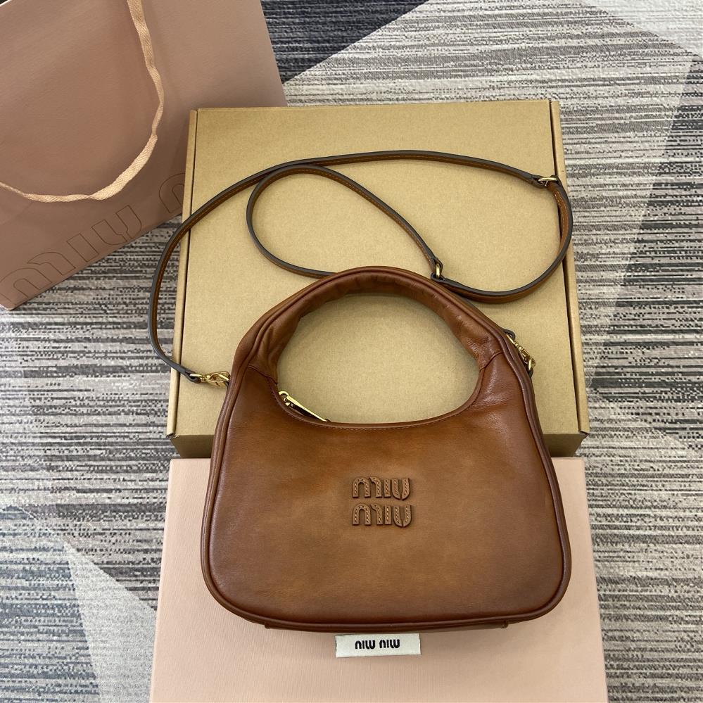 Equipped with a complete set of counter packaging MiuMis new MiuWander handbag features a bold and innovative design It is made of topnotch import