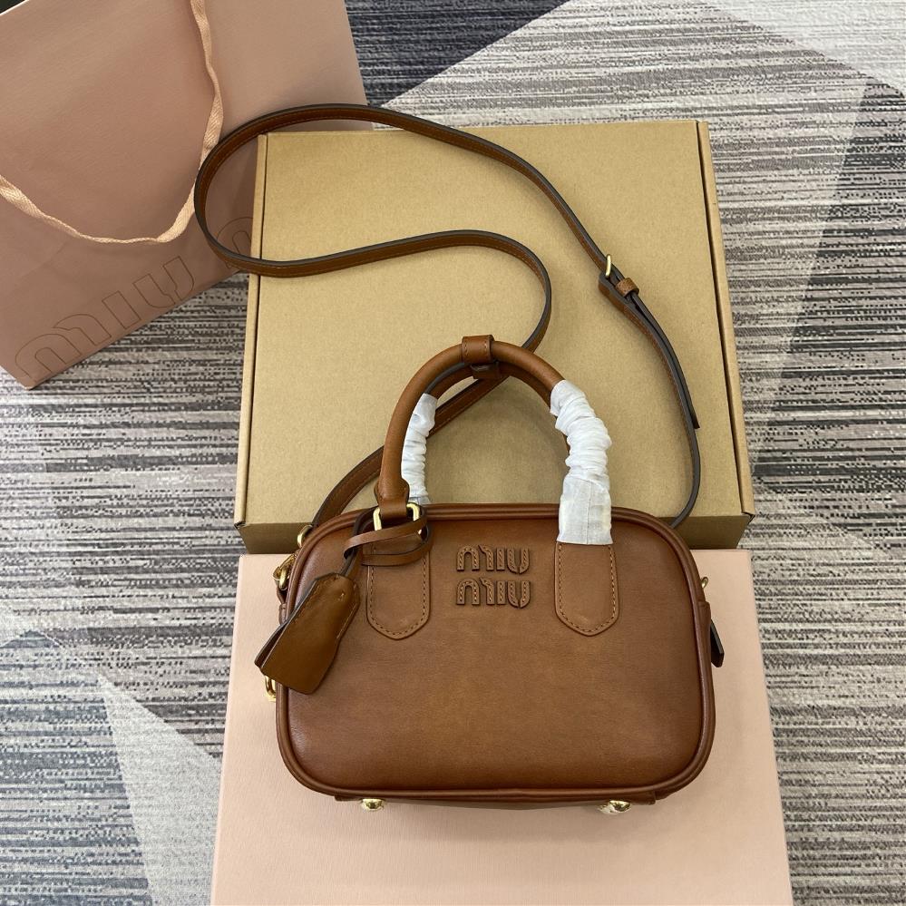 Equipped with a full set of counter packaging this handbag features a vintage and exquisite texture of cowhide bringing a new interpretation to the