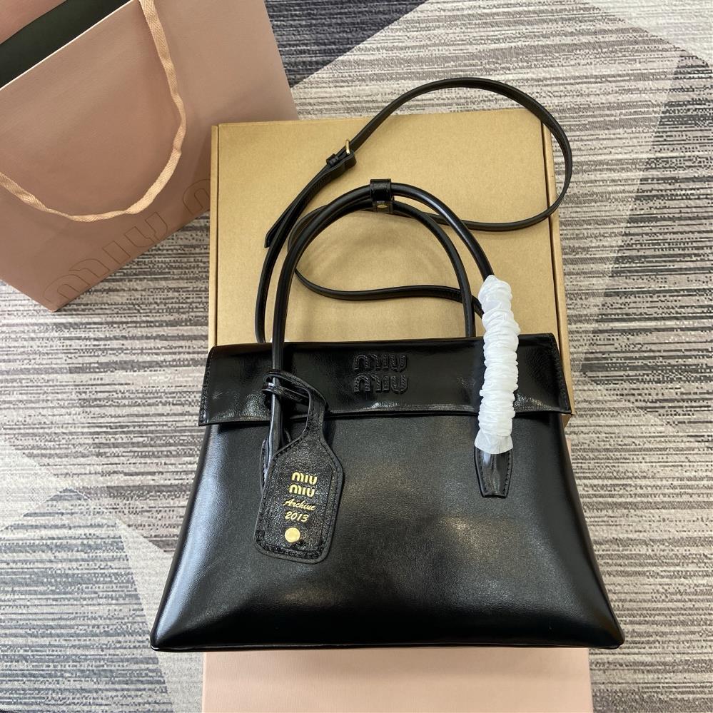 Equipped with a full set of counter packaging MiMisolitaires new calf leather handbag is inspired by the 2006 archives The structured lines and exq