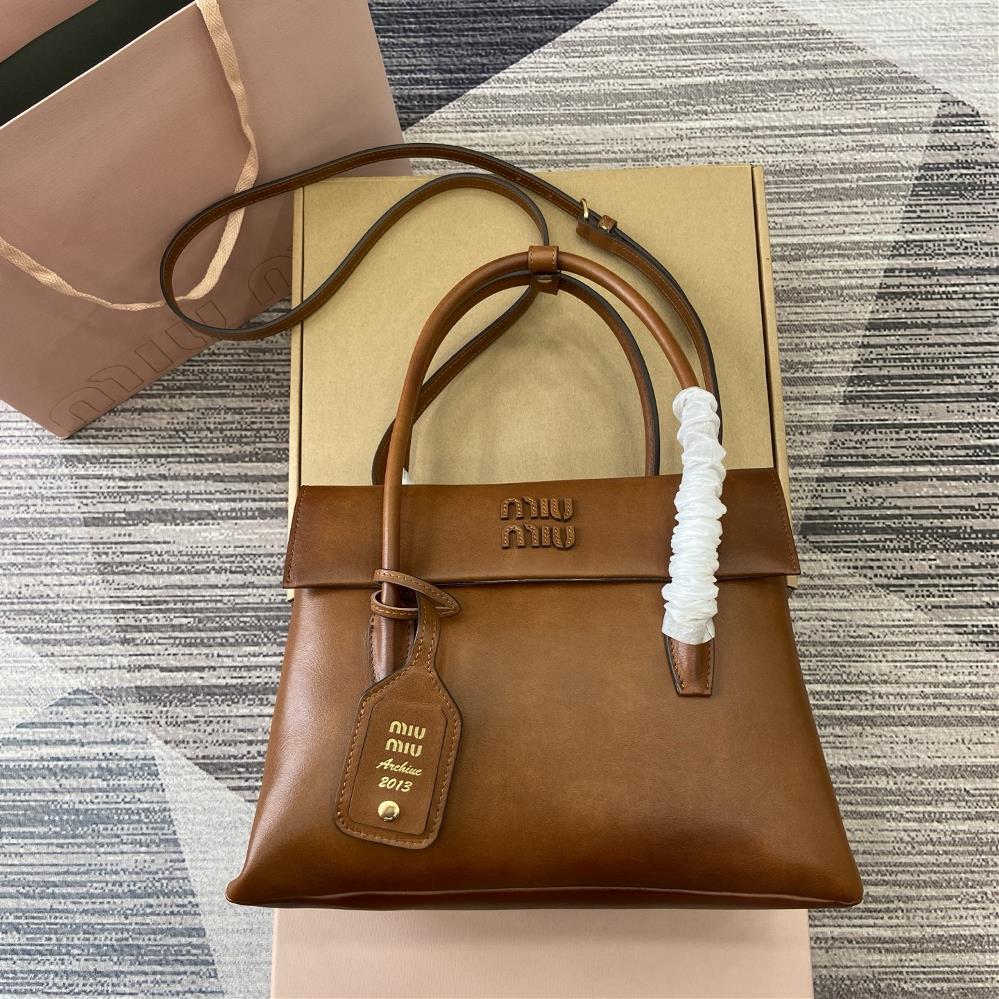 Equipped with a full set of counter packaging MiMisolitaires new calf leather handbag is inspired by the 2006 archives The structured lines and exq