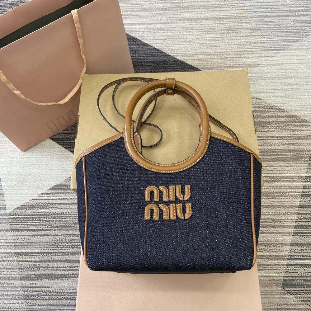 Equipped with a complete set of counter packaging Mius new Isetan limited edition tote bag is made of brand new denim fabric continuing the lazy an