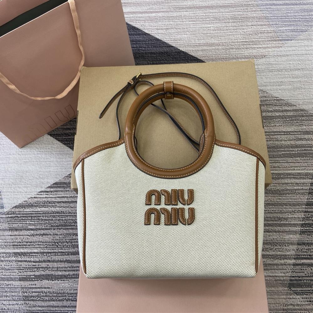 Equipped with a complete set of counter packaging Mius new Isetan limited edition tote bag is made of brand new denim fabric continuing the lazy an