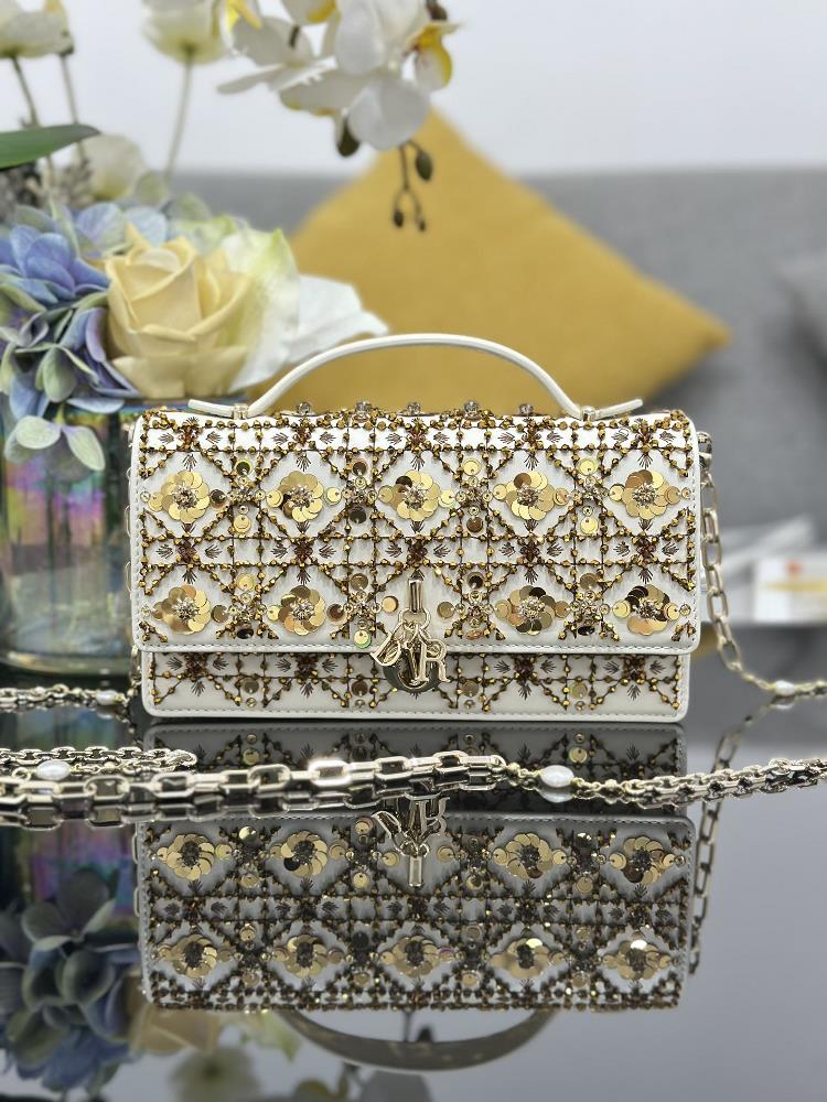Miss Dior embroidered champagne gold beads a new product in the chain bag series elegant and practical Crafted with carefully crafted leather and a