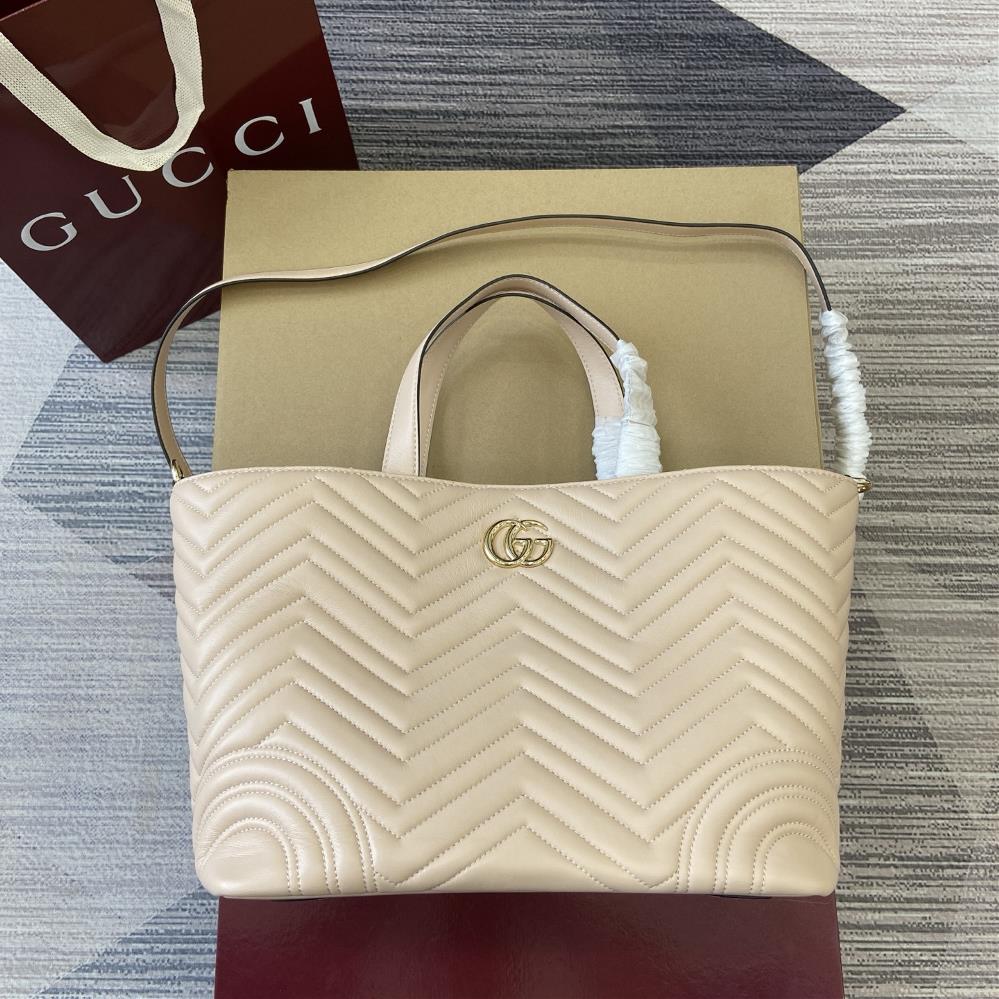Equipped with a complete set of counter packaging this tote bag injects new charm into the GG Marmont series with a new silhouette in the 2025 autumn