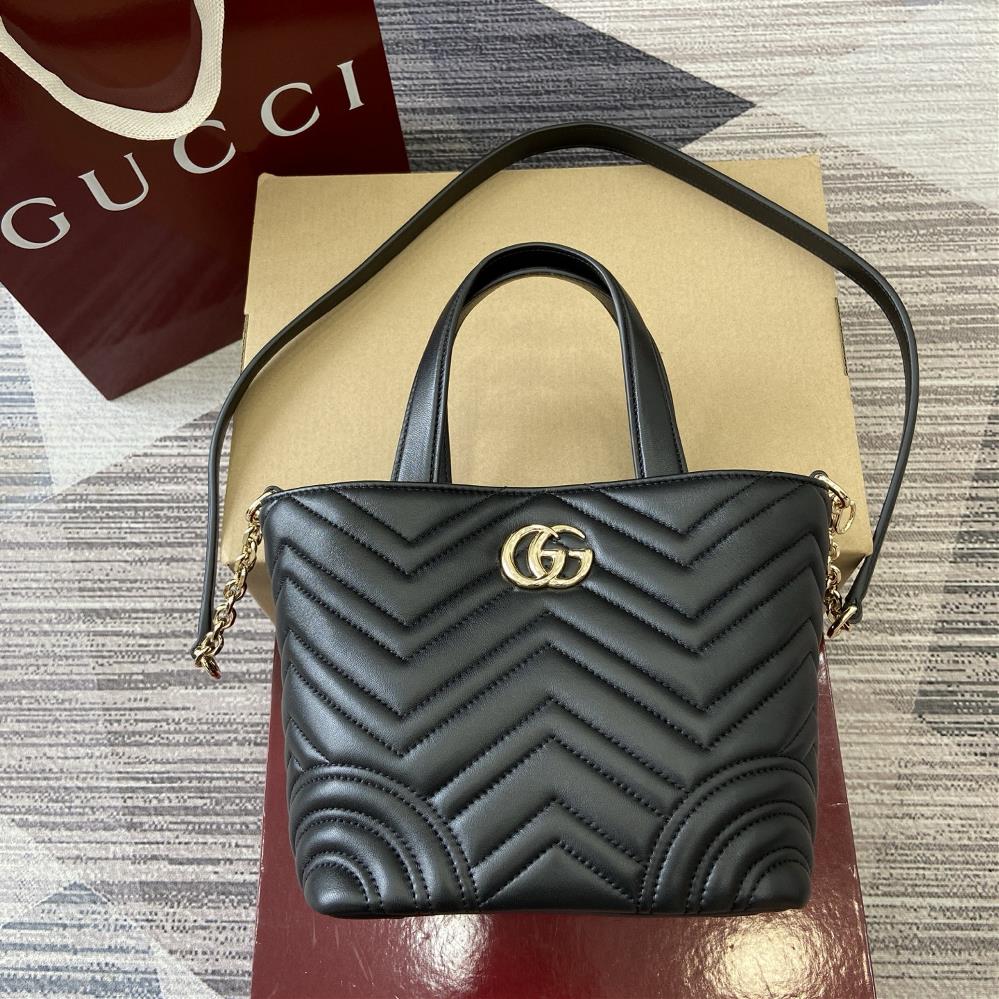 Equipped with a complete set of counter packaging this tote bag injects new charm into the GG Marmont series with a new silhouette in the 2025 autumn